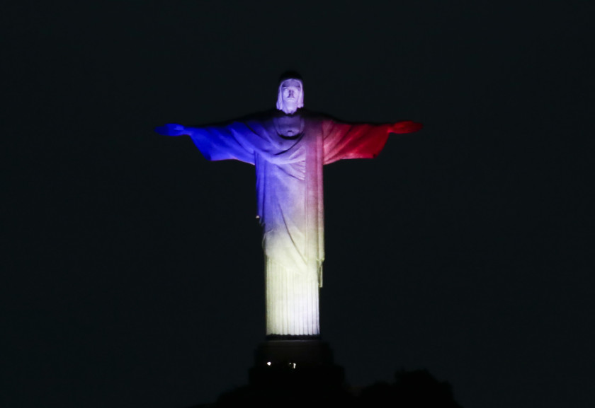 RJ - PARIS/ATENTADOS/CRISTO REDENTOR - GERAL - O monumento do Cristo Redentor é visto iluminado com as cores da bandeira da França, no   Rio de Janeiro, neste sábado (14), em homenagem às vítimas dos ataques terroristas em   Paris.    14/11/2015 - Foto: ALEX RIBEIRO/ESTADÃO CONTEÚDO
